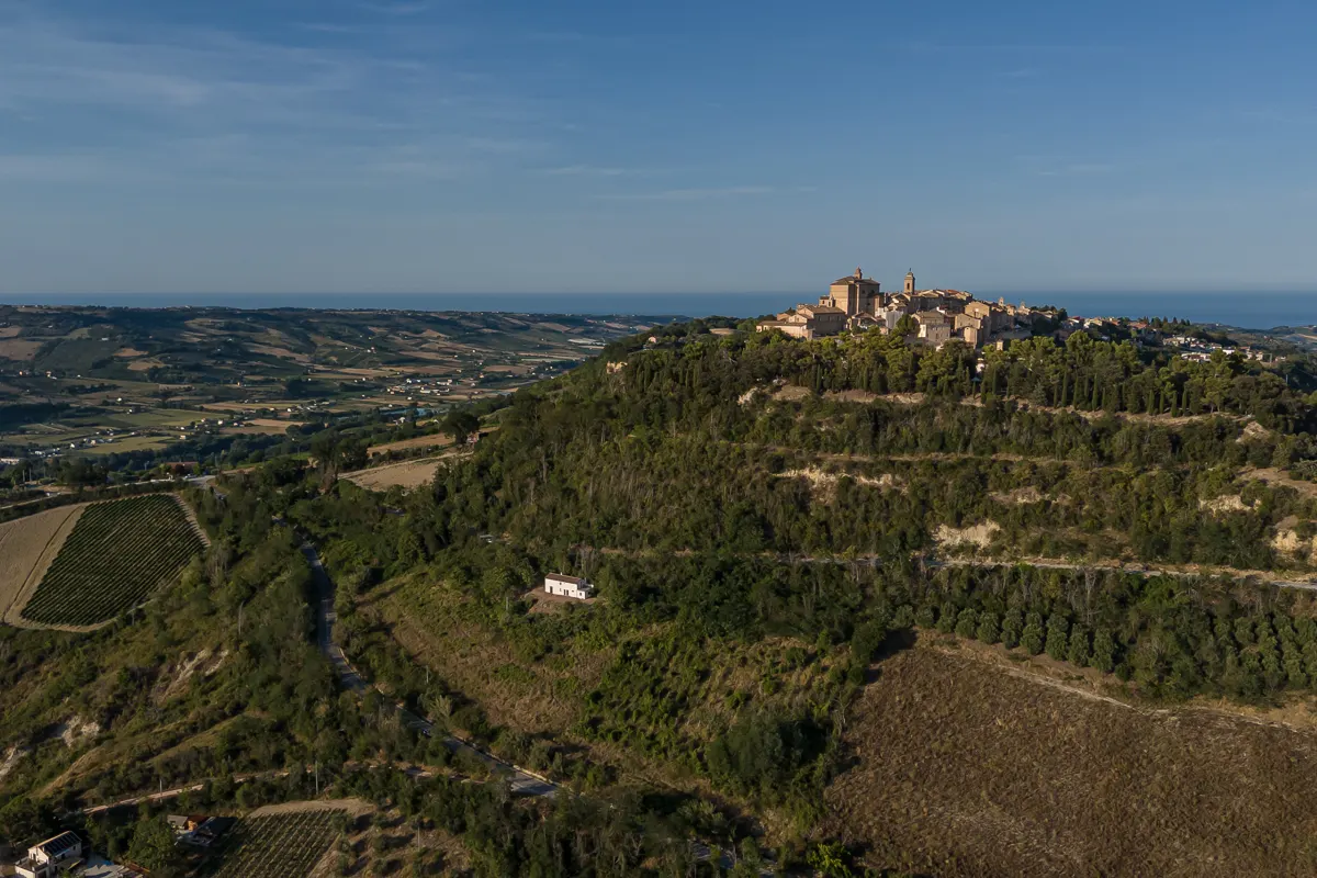 Il Casale tra le colline, Montefiore dell’Aso e il mare sullo sfondo