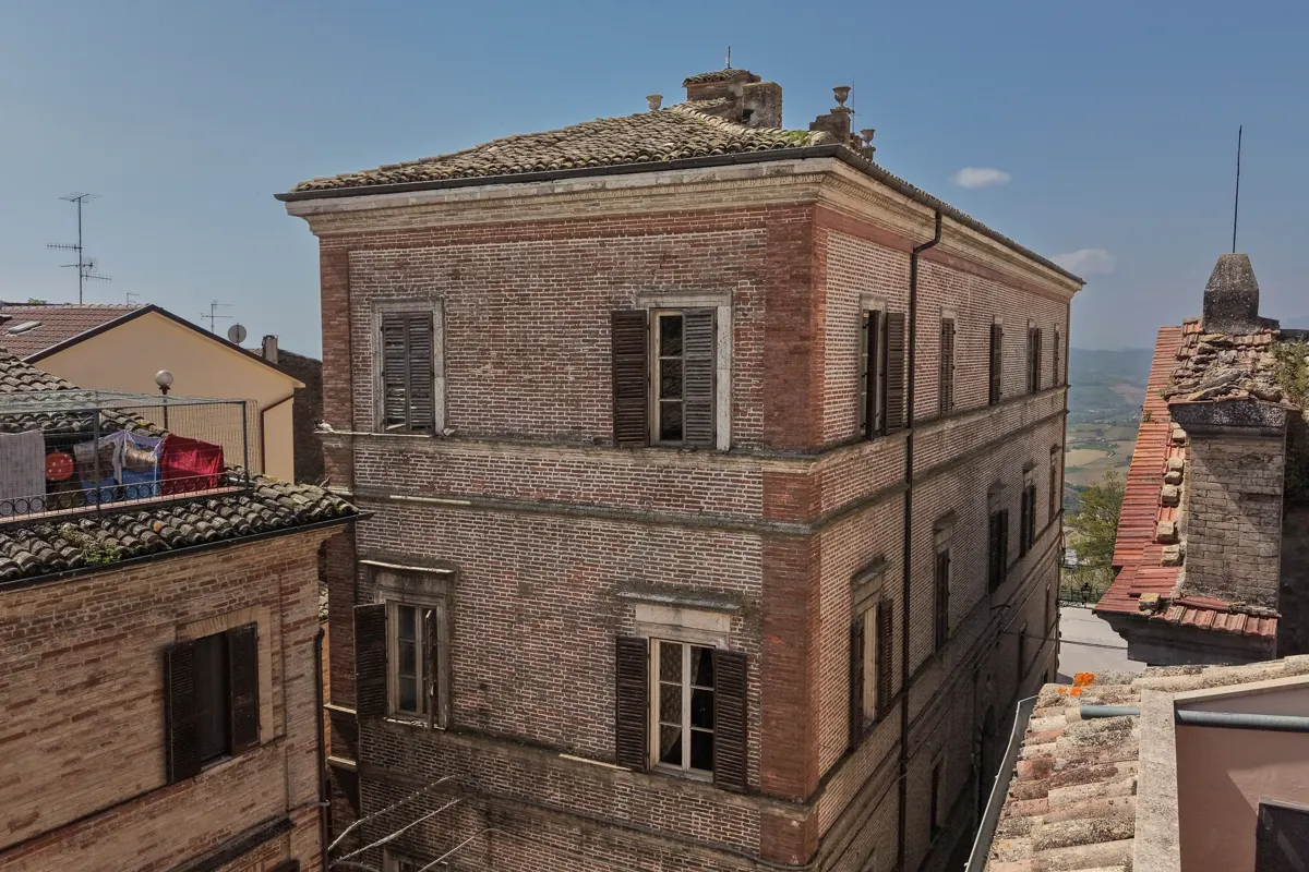 La facciata in mattoni di Palazzo Bruti Liberati vista dal drone