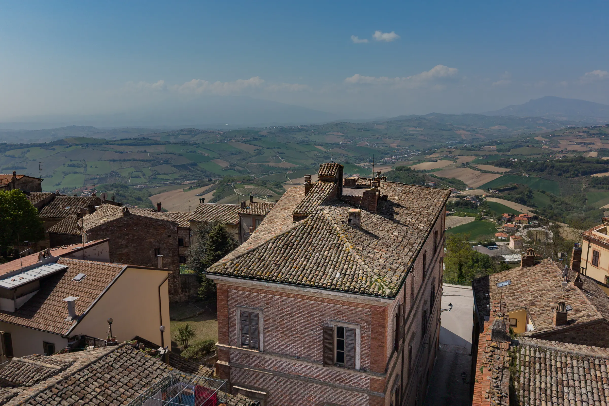 Palazzo Bruti Liberati tra i tetti di Ripatransone, le colline e i Sibillini