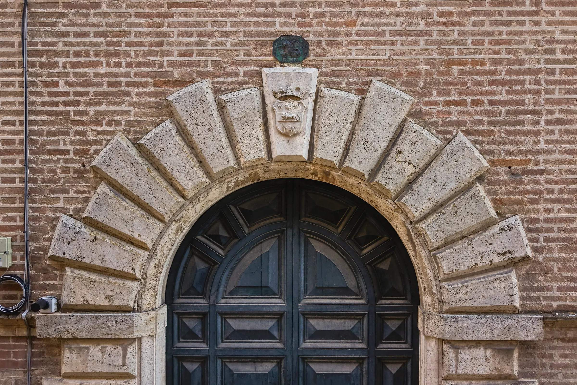 Il portone in pietra del Palazzo