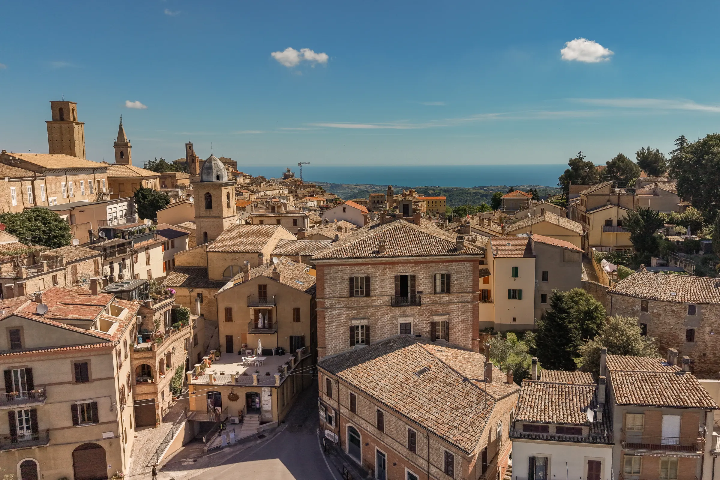 Ripatransone dall’alto, il mare sullo sfondo