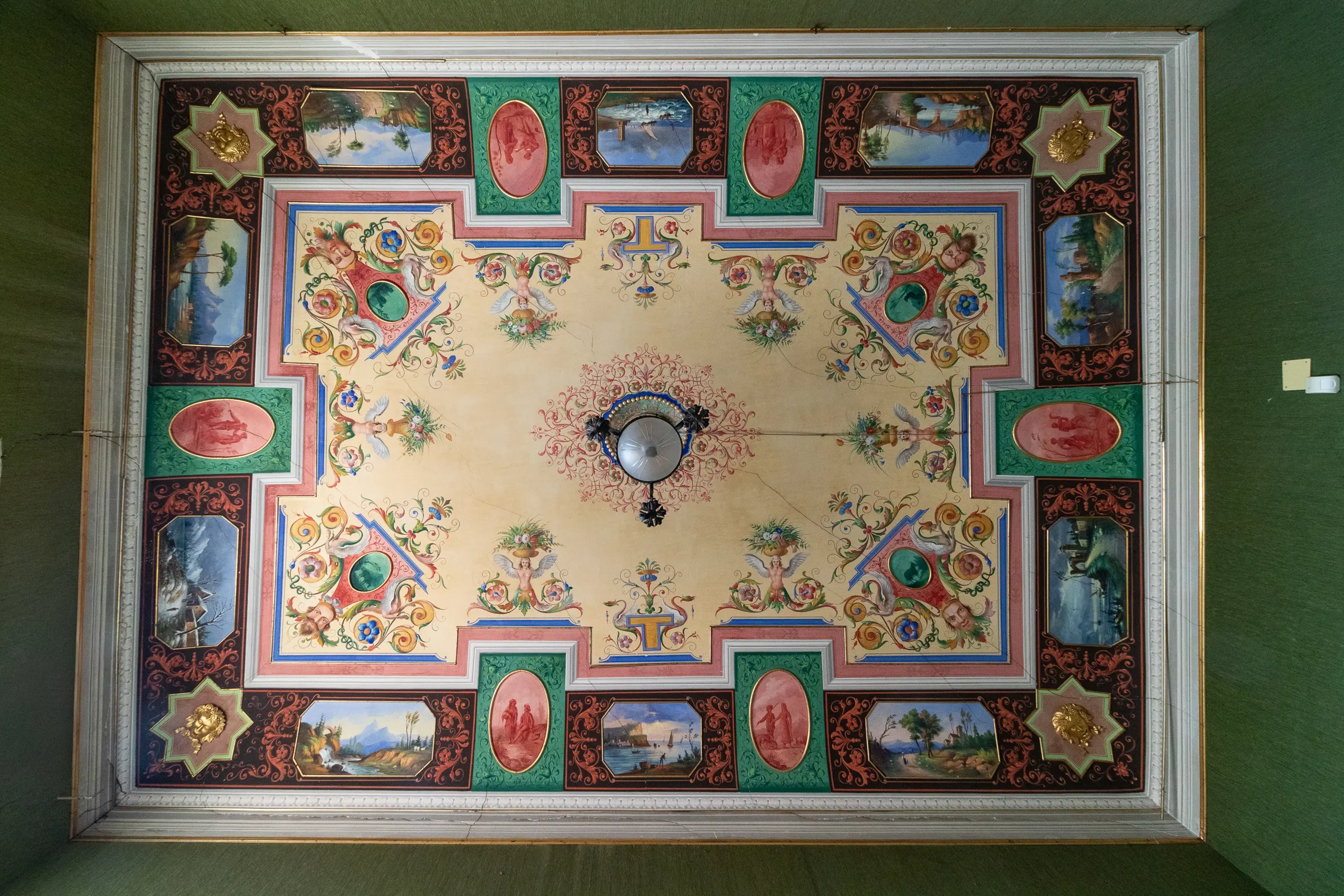 Un soffitto dipinto con cornici verdi e rosse